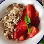 Dinkelfruehstueck mit Erdbeeren e1743695863730