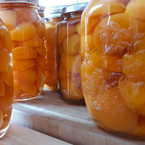 Glaeser mit eingemachten Aprikosen