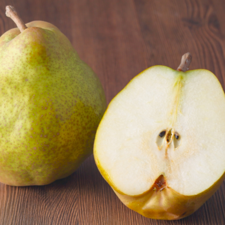 Birne, teils aufgeschnitten