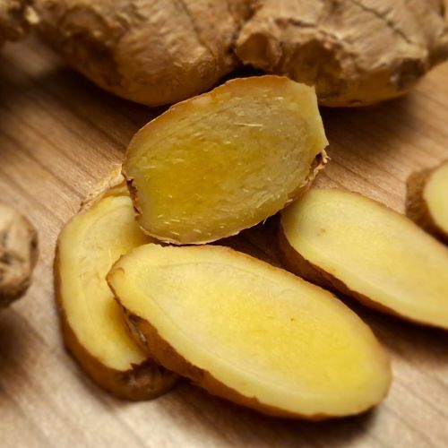 Ingwerknolle, teilweise aufgeschnitten